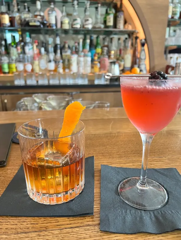 Howards Bar & Club gallery 5